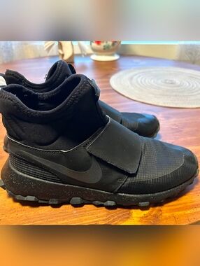 Nike Men’s Black Velcro Strap Slip-On Sneakers 7Y